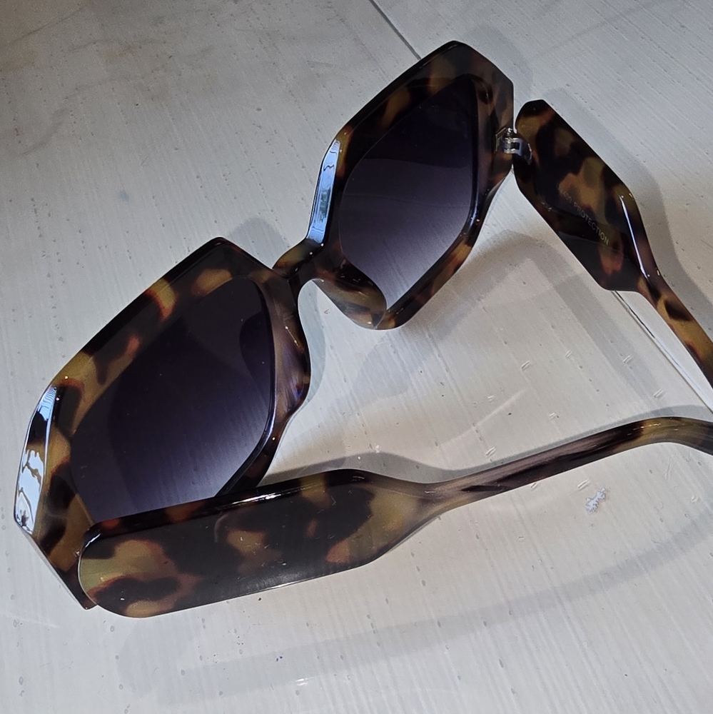 Tortoise Shell Sunglasses - Picture 4 of 5